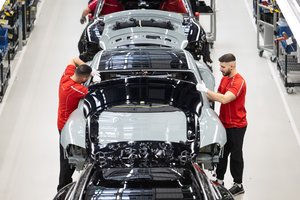 Prabangių sportinių automobilių gamintojui – gėdinga statistika: ar auksiniai „Porsche“ laikai jau baigėsi?