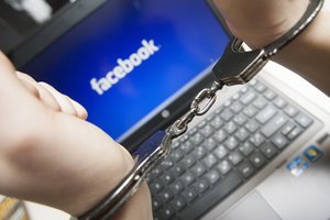 „Facebook“ sukčiavusi ir vaizdo plokštės ieškojusį vyrą apgavusi porelė išgirdo teismo sprendimą