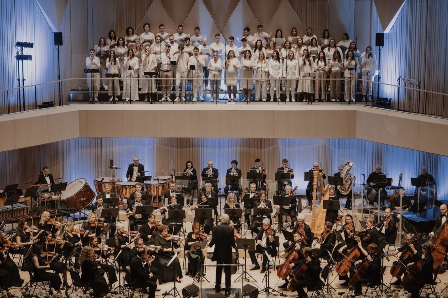 Gruodžio 28 d. LVSO koncertų salėje gospelo chorai „Vilnius Voices“ ir „GospelJonai“ kartu su Lietuvos valstybiniu simfoniniu orkestru atliks šventinę pop ir roko klasikos programą, nuspalvintą gospelo muzikos skambesiu.<br>S.Lukoševičiaus nuotr.