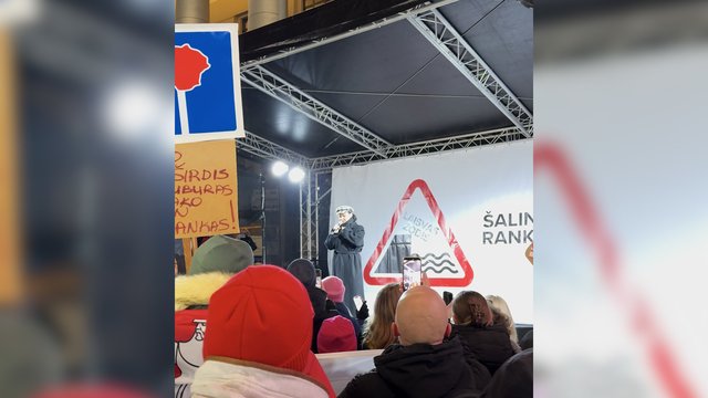 Pamatykite: proteste – šviesų jūra palydėtas jautrus Jazzu pasirodymas