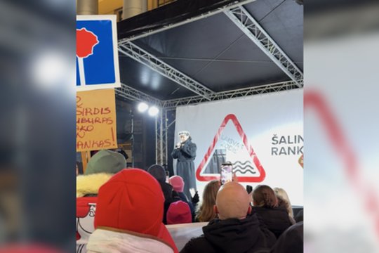 Pamatykite: proteste – šviesų jūra palydėtas jautrus Jazzu pasirodymas