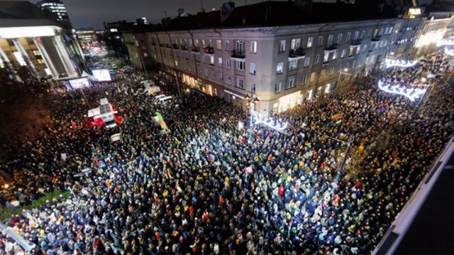 Prie Seimo – tūkstančiai žmonių: trankiai prasideda pagrindinė protesto diena