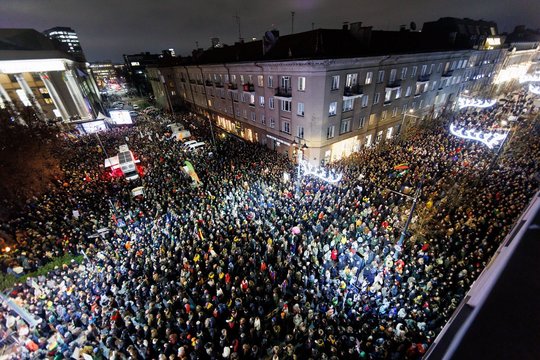 Prie Seimo – tūkstančiai žmonių: trankiai prasideda pagrindinė protesto diena
