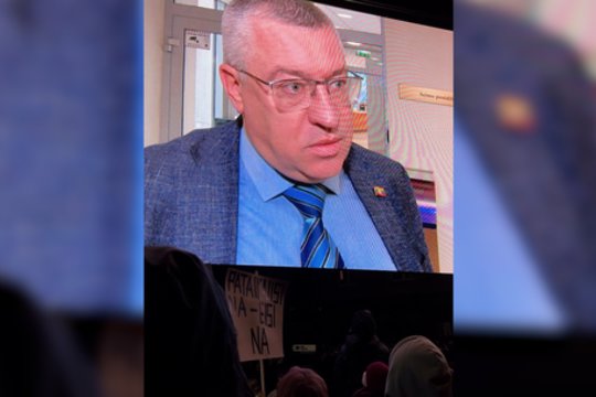 Šalia Seimo – susirinkusiųjų aistros: politikų pasisakymus ekrane pasitiko riksmais