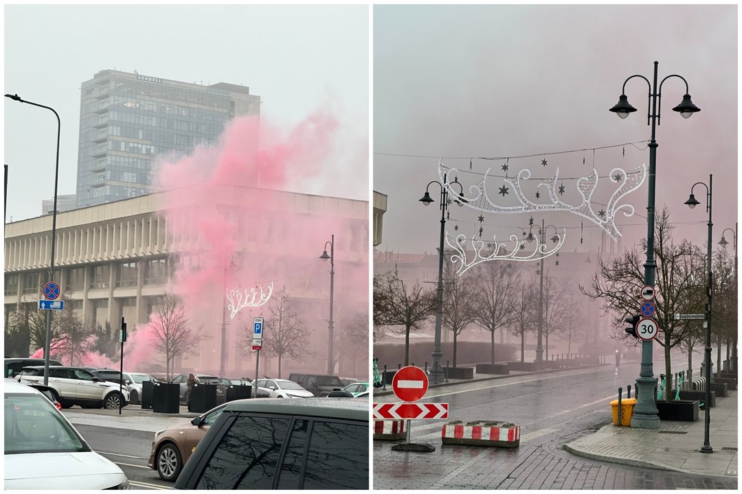  Ketvirtadienio rytą prie Seimo buvo paleisti rožiniai dūmai.<br> Lrytas koliažas.