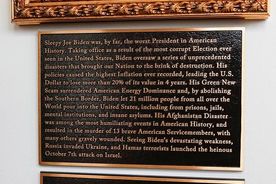 D. Trumpo administracija pasityčiojo iš J. Bideno ant Baltųjų rūmų įrengtoje lentoje