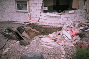 Pasvaliečių šeimai per kelis mėnesius smogė milžiniški išbandymai: mirtis, vaiko liga ir namus prarijusi smegduobė