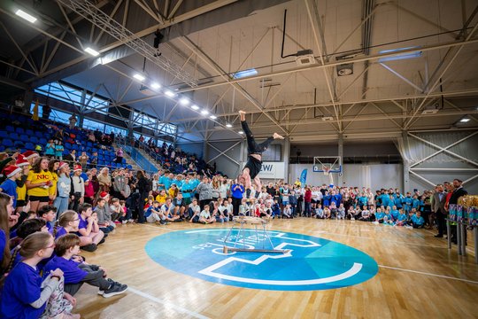 Garliavoje įvyko rekordinės „Kalėdinės žaidynės“: 600 vaikų, beveik 40 įstaigų ir 15 metų prasmingos tradicijos