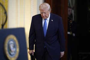 Dar vienas bandymas prisigerinti: rusai pasigyrė apie ypatingą dovaną D. Trumpui