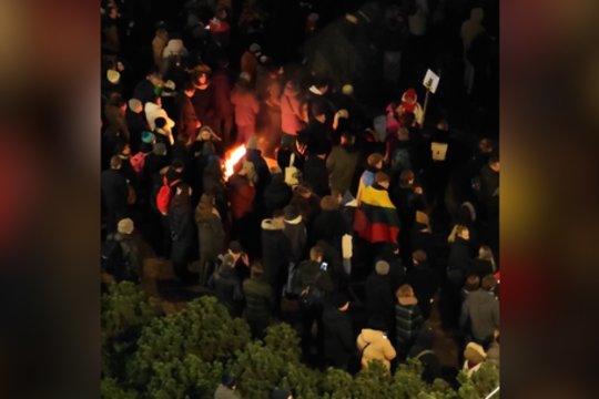 Trečią dieną iš eilės susirinko gausus būrys protestuotojų: kviečia valdančiuosius stabdyti buldozerį