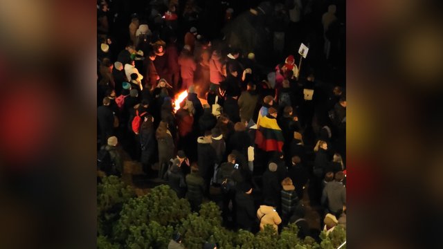 Trečią dieną iš eilės susirinko gausus būrys protestuotojų: kviečia valdančiuosius stabdyti buldozerį