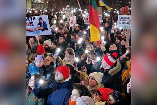 Proteste netrūksta ir muzikos: kandi daina apie G. Nausėdą pakėlė ant kojų visus mitingo dalyvius