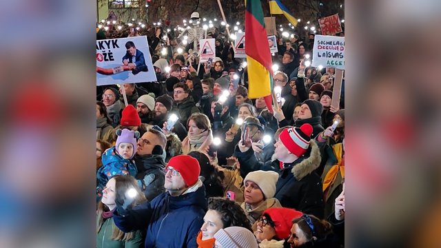 Proteste netrūksta ir muzikos: kandi daina apie G. Nausėdą pakėlė ant kojų visus mitingo dalyvius