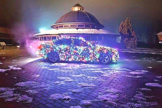 Vilniečius džiugina 5 tūkstančiais lempučių išpuoštas BMW: atskleidė, kiek kainavo