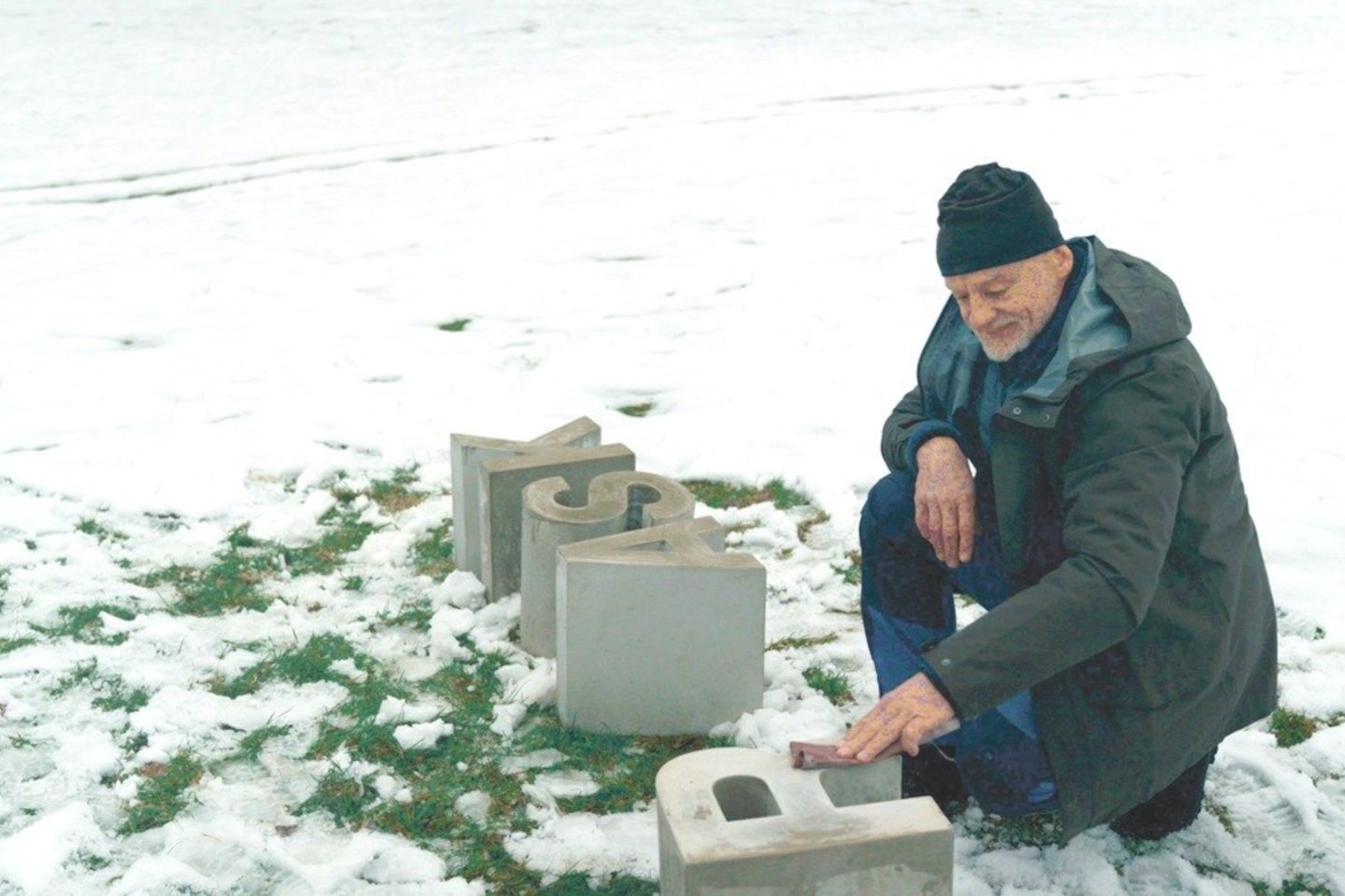P.Zamojskis pats atvyko sudėlioti savo „Anagramų“ Lietuvos skulptūrų parke.