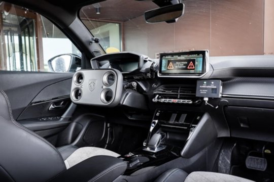 Vienas automobilių gamintojų žada revoliuciją: kalbama apie keturkampius vairus