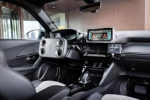 Vienas automobilių gamintojų žada revoliuciją: kalbama apie keturkampius vairus