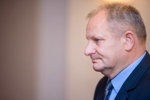 K. Komskiui teks pakratyti kišenę: dėl „čekiukų“ skandalo turės sumokėti beveik 15 tūkstančių