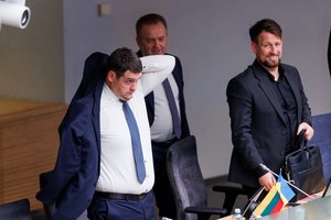 Opozicija santūriai švenčia pergalę, bet mano, kad „socdemai“ dar gali pasiduoti R. Žemaitaičiui