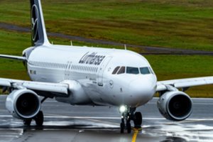 Turėjęs Vilniuje nusileisti lėktuvas vėlavo daugiau nei 12 val.: paaiškino, kas įvyko