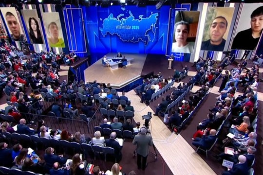 V. Putino kasmetinė spaudos konferencija: užsidėjęs problemų sprendėjo kaukę atsakinėjo į klausimus