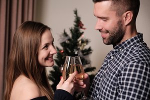 Vyras dreba iš pykčio stebėdamas, ką šeimos draugas išdarinėja su jo žmona