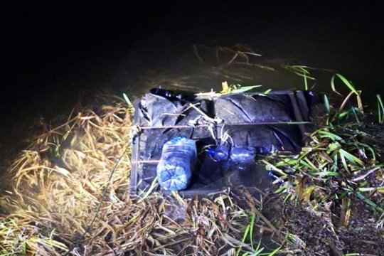 Iš Nemuno ištrauktas kontrabandininkų „plaustas“ su baltarusiškomis cigaretėmis