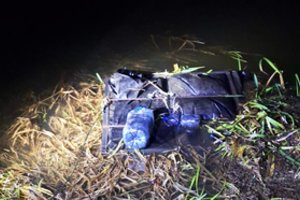 Iš Nemuno ištrauktas kontrabandininkų „plaustas“ su baltarusiškomis cigaretėmis