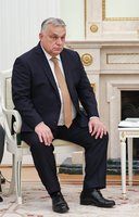 R. Sikorskis simboliškai įteikė V. Orbanui Lenino ordiną  Lenkijos užsienio reikalų ministras Radoslawas Sikorskis draugišku