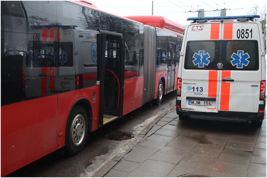Šiauliuose per avariją sužeistos 3 autobuso keleivės