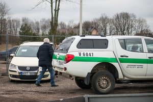 Telšiuose senutėlį 500 eurų vertės automobilį pagrobę vagys „numetė“ jį netoliese