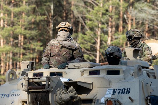 Sirijos stebėjimų agentūra teigia, kad per JAV smūgius žuvo mažiausiai penki ISIS nariai