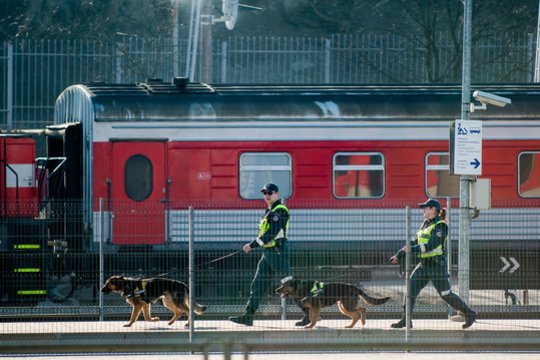 Vilniaus geležinkelio stotyje – staigus policijos reidas: „krėsdami“ vagonus, rado pabėgusį iš namų 17-metį