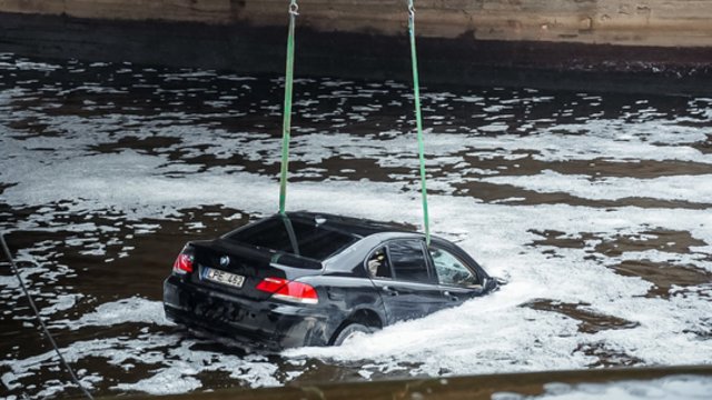 Pamatykite: į upę įvažiavusio BMW gelbėjimo operacija Panevėžyje