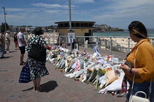 Australija tylos minute pagerbė šaudynių Bondajaus paplūdimyje aukas