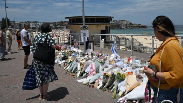 Žvakės ir tyla Australijoje: pagerbtos Bondajaus paplūdimio aukos