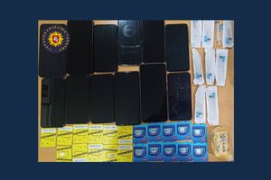 Į Alytaus kalėjimą permesta net 12 telefonų – jie pateko į pareigūnų rankas