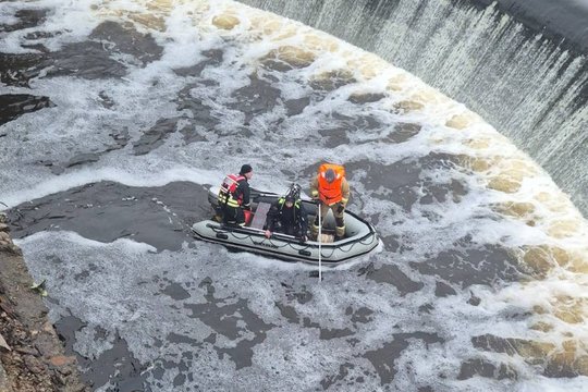 Ugniagesių savaitgalis: gaisruose išgelbėtas žmogus ir dramatiška gelbėjimo operacija Panevėžyje, Nevėžio upėje