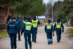 Plungės r. išėjusi į mišką malkų pasiklydo 78 m. moteris – paieškai ant kojų buvo sukelti pareigūnai