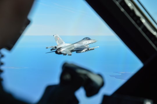 NATO naikintuvai du kartus skrido atpažinti ir lydėti Rusijos orlaivių