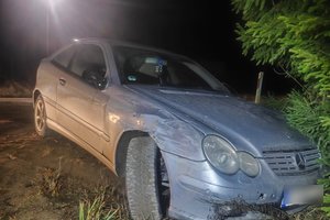 Girtas vairuotojas apdaužė pasieniečių tarnybinį automobilį ir bandė pasprukti