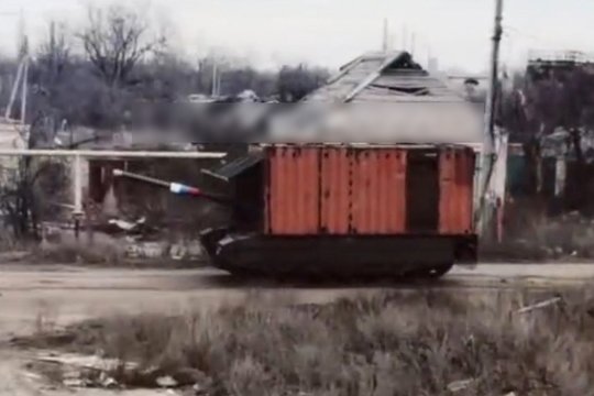 Jau ir tai: rusai ant tankų pradėjo montuoti jūrinius konteinerius