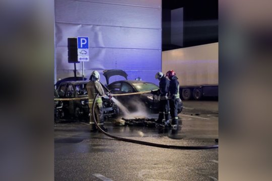 Vaizdai iš arti: Vilniuje užsidegė elektromobilių krovimo stotelė – sudegė du automobiliai