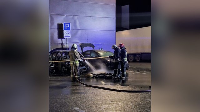 Vaizdai iš arti: Vilniuje užsidegė elektromobilių krovimo stotelė – sudegė du automobiliai