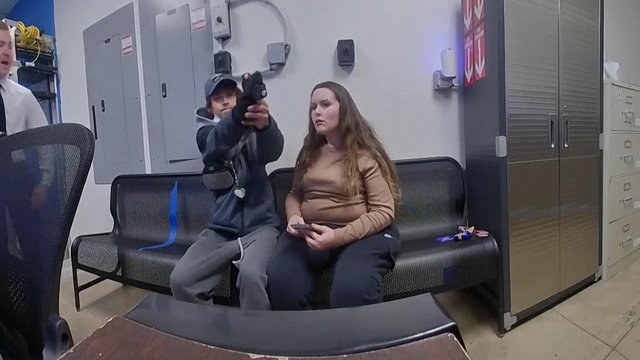 Kraują stingdanti akimirka: užfiksavo, kaip sučiuptas vagis išsitraukė ginklą ir nukreipė jį į policijos pareigūną