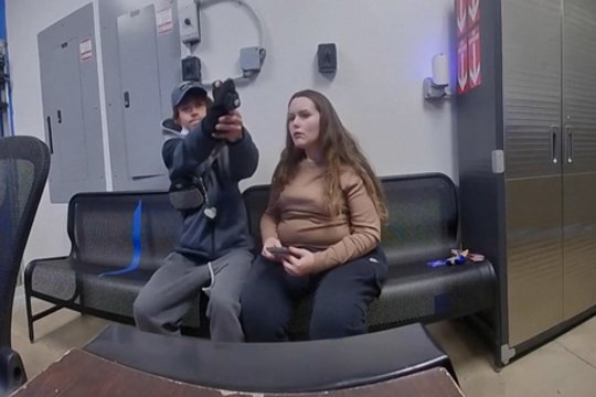 Kraują stingdanti akimirka: užfiksavo, kaip sučiuptas vagis išsitraukė ginklą ir nukreipė jį į policijos pareigūną