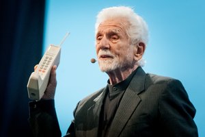 Senas aparatas gali kainuoti tūkstančius: išrinko brangiausius istorinius telefonus