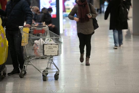 Prekybos tinklai primena: šią dieną durys lankytojams lieka užvertos