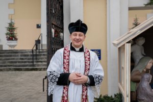 Alytaus klebonas pasidalino jaukia vaikystės Kalėdų akimirka: „Buvau toks laimingas, kad Jėzui labai patinka, kai jį supu“