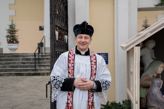 Alytaus klebonas pasidalino jaukia vaikystės Kalėdų akimirka: „Buvau toks laimingas, kad Jėzui labai patinka, kai jį supu“